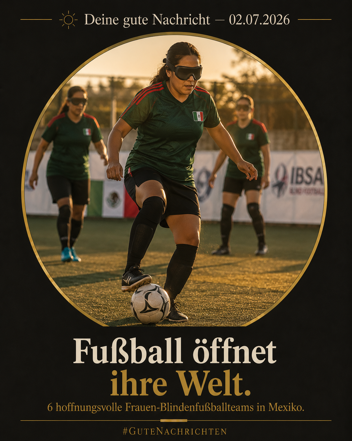 Eine mexikanische Blindenfußball-Spielerin mit Augenbinde führt im goldenen Abendlicht den Ball, Mitspielerinnen unscharf im Hintergrund