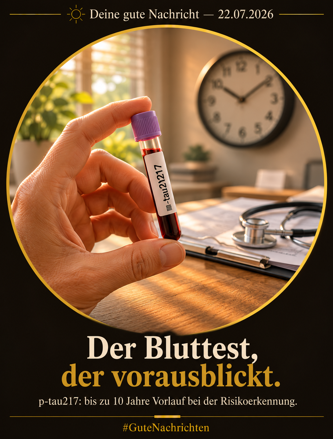 Eine Hand hält ein kleines Blutprobenröhrchen sanft ins warme Fensterlicht auf einem Holztisch in einer ruhigen Praxis, im Hintergrund unscharf eine analoge Uhr als Sinnbild für den zeitlichen Vorsprung